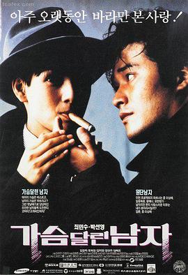 弘亚影院典藏馆的木质货架与标签卡